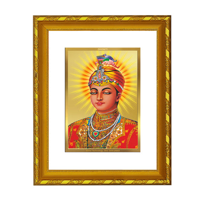 DIVINITI 24K Gold Plated Guru Harkrishan Wooden Photo Frame Idol for Home Decor, Puja Room, Table Top, Wall Hanging, Workshop, Luxurious Gift | DG103 Size 2 (22.6x18.4 CM)