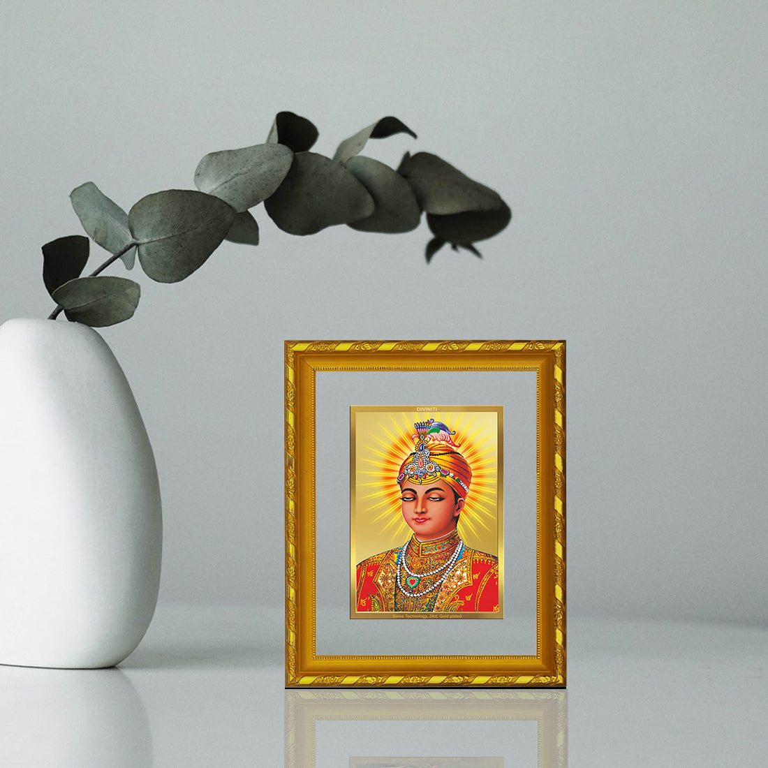 DIVINITI 24K Gold Plated Guru Harkrishan Wooden Photo Frame Idol for Home Decor, Puja Room, Table Top, Wall Hanging, Workshop, Luxurious Gift | DG103 Size 2 (22.6x18.4 CM)